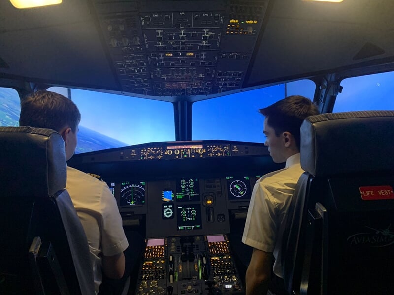 Deux hommes installés dans un simulateur de vol Airbus A320