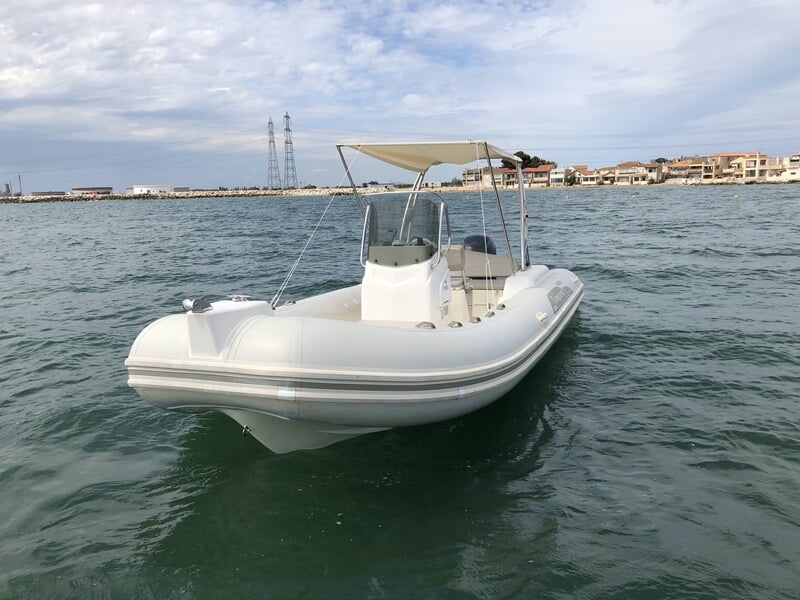 Vue sur un bateau sans permis sur l'eau avec côte au loin