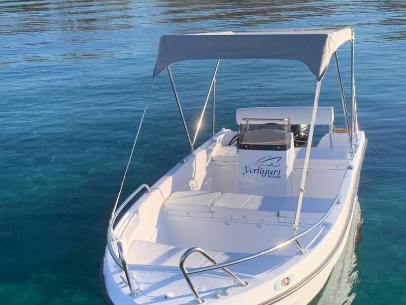 Vue sur un bateau sans permis sur l'eau