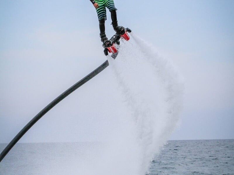Bas du corps d'un homme pratiquant le flyboard