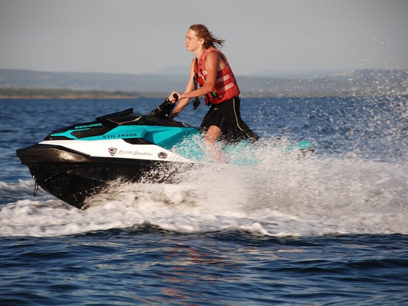 Jeune homme faisant du jet-ski