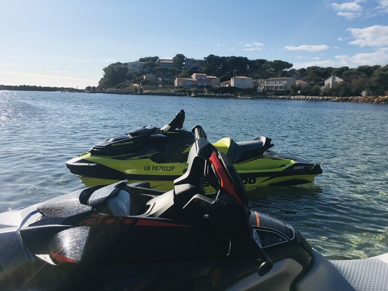 Deux jet-ski à l'eau avec côte en fond