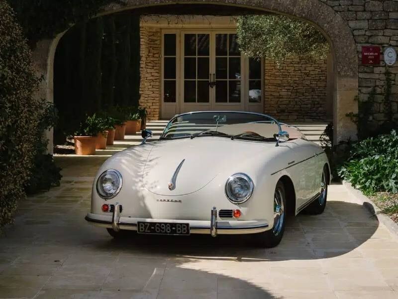 Un cabriolet blanc au design épuré et aux courbes harmonieuses, idéal pour une balade sous le soleil. Il évoque un charme vintage irrésistible.