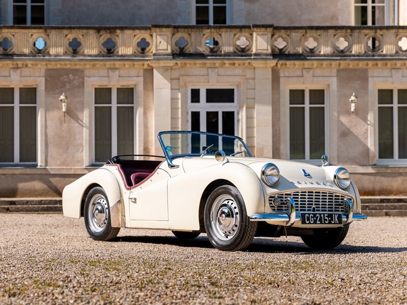 Triumph TR3 garée dans la cour d'un château