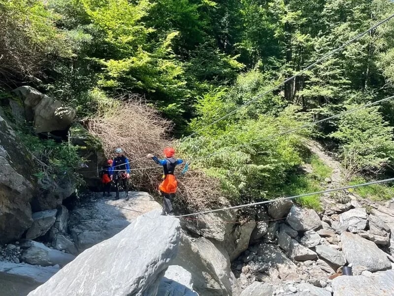 Groupe de personne traversant un pont de singe dans un canyon