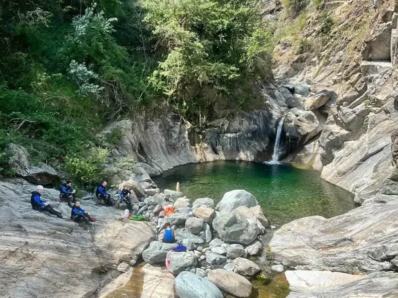 Groupe de personne pratiquant le canyoning et faisant une pause sur les rochers