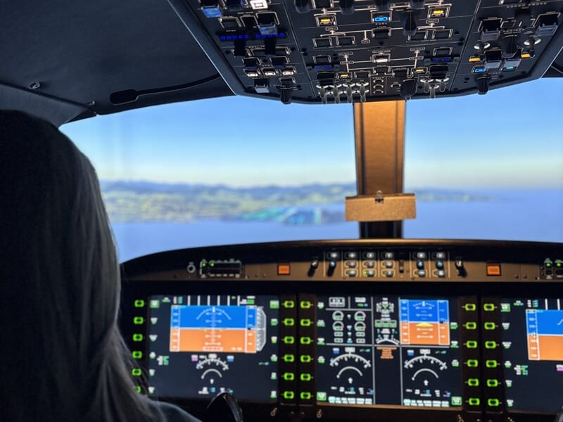 Femme en train de piloter un avion sur un simulateur