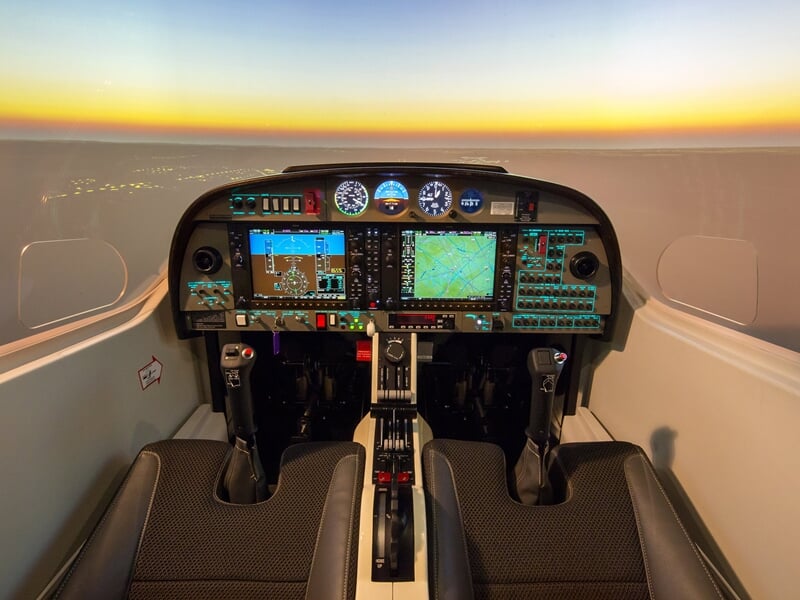 Le poste de pilotage du Diamond DA42 qui comprend un cockpit vitré, deux places assistes et un tableau de bord équipé d'instruments de navigation et d'écrans ultra-réalistes