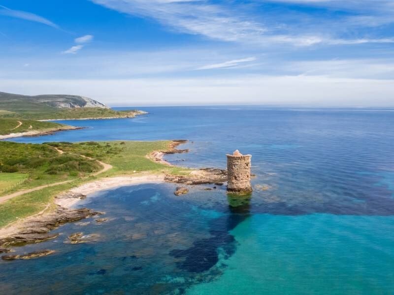 Vue aérienne de la plage de Saleccia avec la terre verdoyante en fond