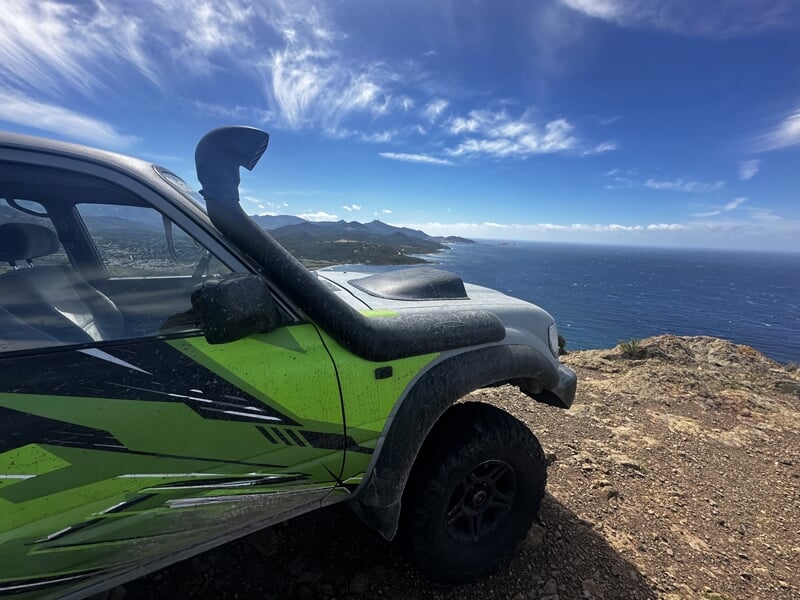 4x4 de randonnée sur une corniche face à la mer