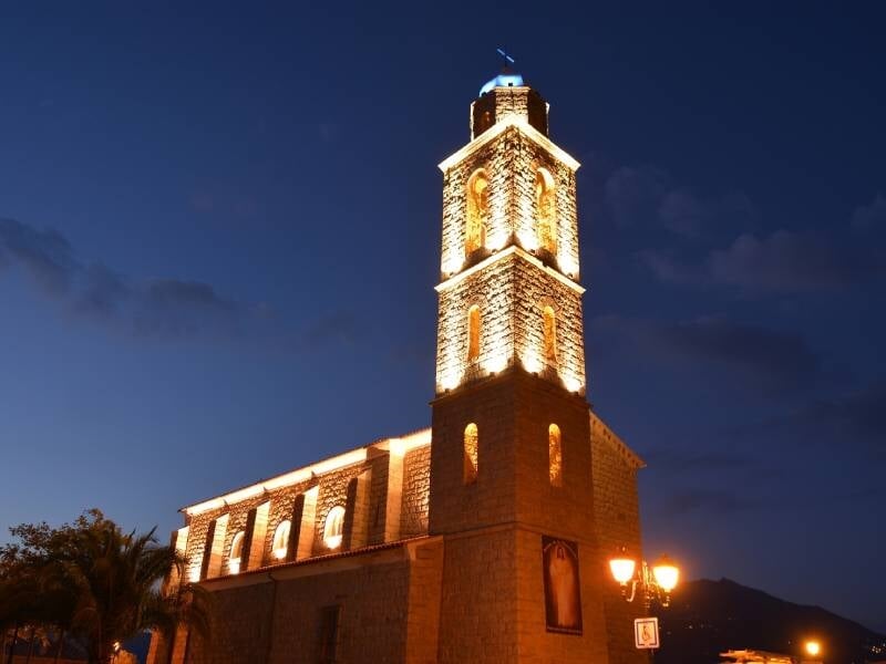 Batiment ancien de type église illuminé dans la nuit