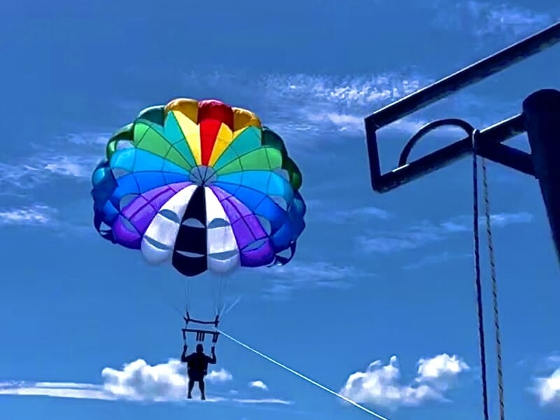 Personne dans le ciel faisant du parachute ascentionnel