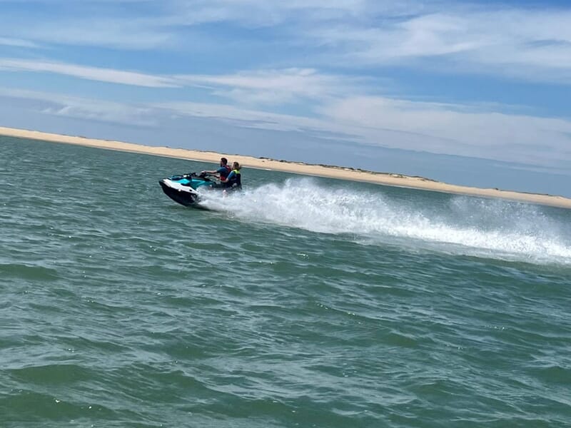 Deux personnes en jet ski sur la mer