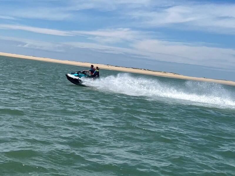 Deux personnes en jet ski sur la mer