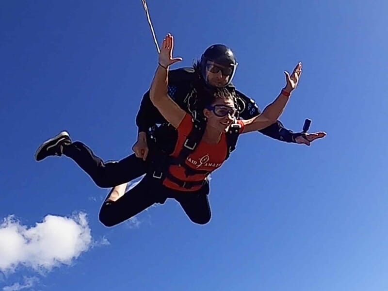 Deux personnes en train de sauter en parachute en tandem