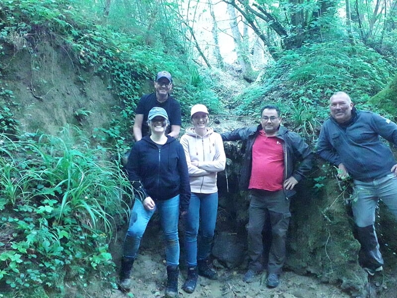 Groupe de personnes dans la forêt durant un stage de survie