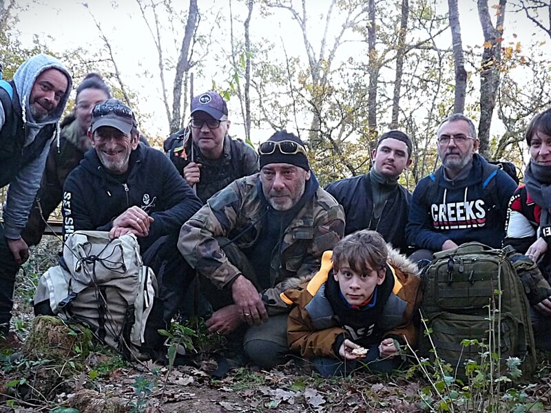 Groupe de personnes dans la forêt durant un stage de survie