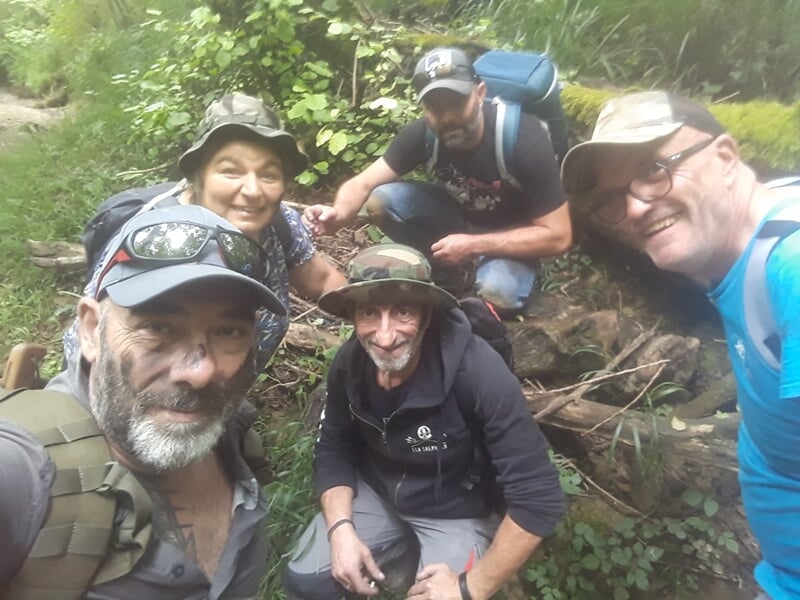 Groupe de personnes dans la forêt durant un stage de survie