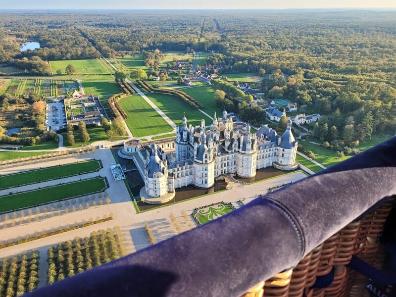 Vue du château de Chambord depuis une montgolfière