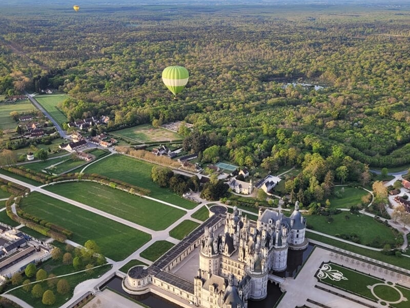 Montgolfière au dessus du château de Chambord