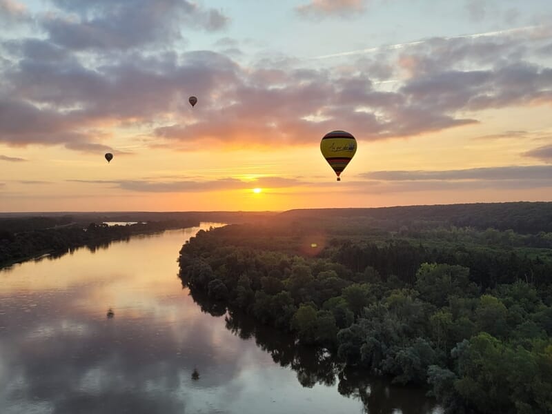 La Loire au coucher du soleil avec 3 montgolfière dans le ciel