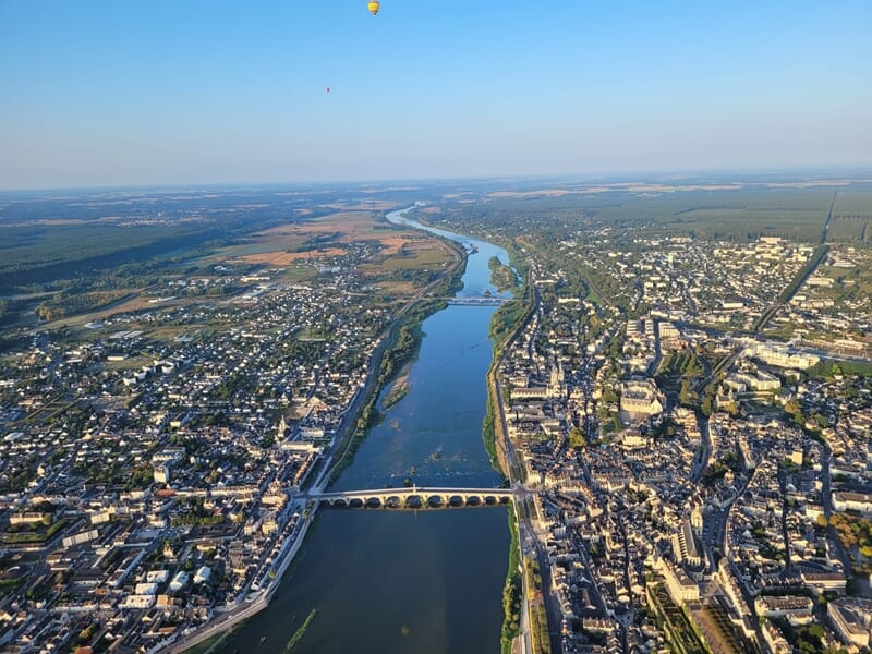 Ville de Blois traversée par la Loire vue du ciel