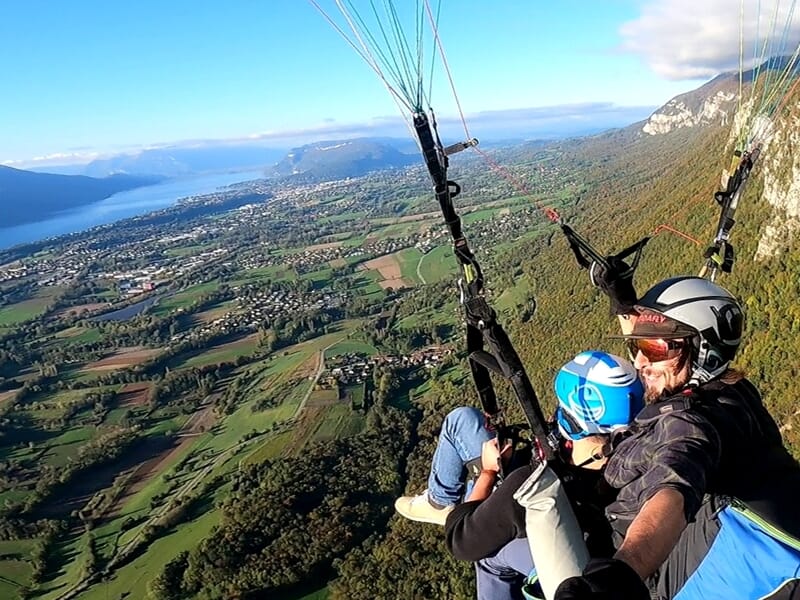 Deux personnes en tandem faisant du parapente dans la région de Chambéry