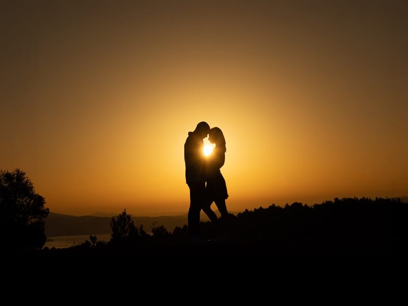 Couple à contre-jour au soleil couchant