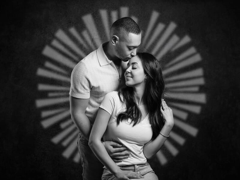 Couple posant sur fond graphique en noir et blanc