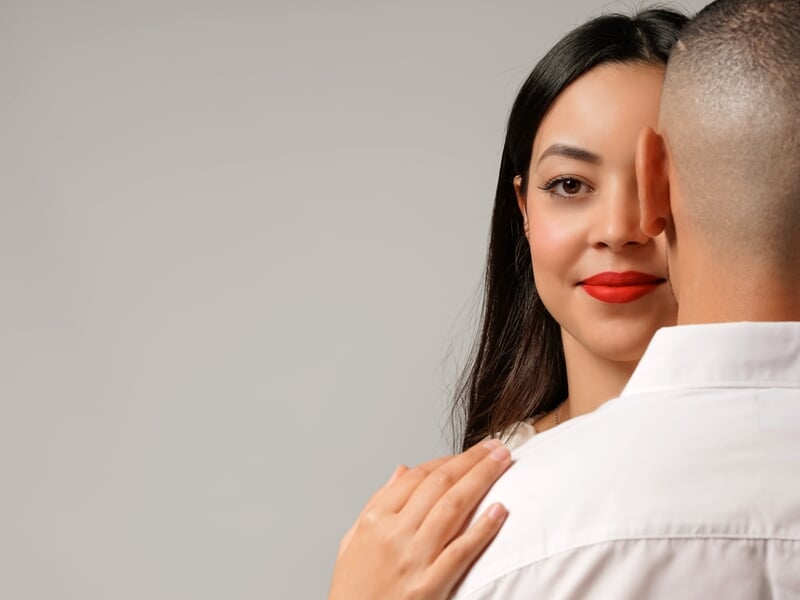 Couple avec homme de dos et femme de face avec rouge à lèvres rouge