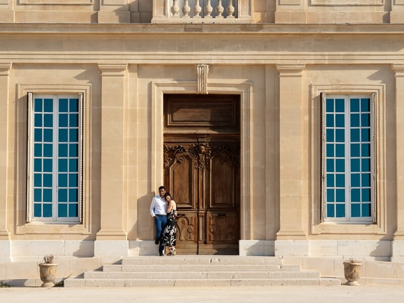 Un couple devant un édifice ancien à Marseille