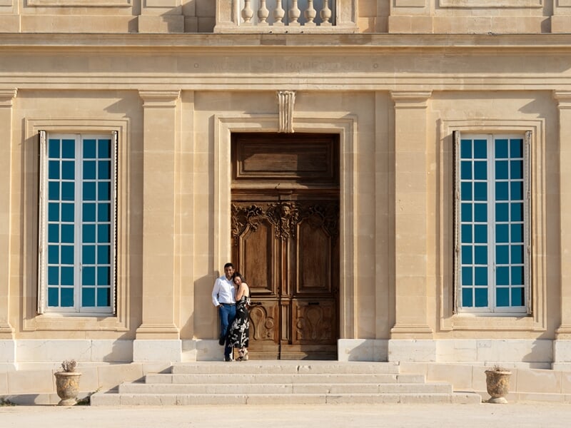 Un couple devant un édifice ancien à Marseille