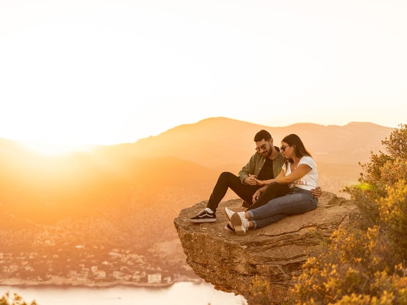 Couple devant la mer et le solei couchant