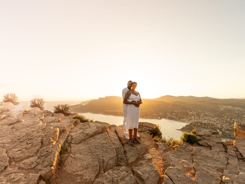 Couple devant la mer et le solei couchant