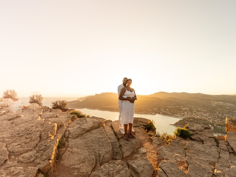 Couple devant la mer et le solei couchant