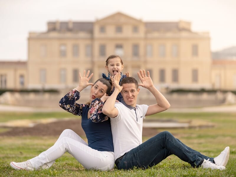 Famille de trois personnes prenant la pause de façon amusante dans un jardin