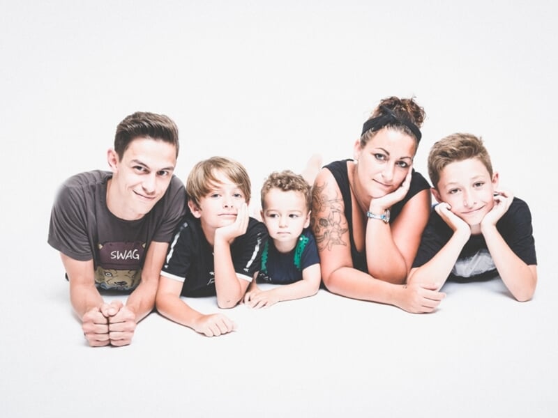 Parents et enfants allongés, têtes rapprochées.