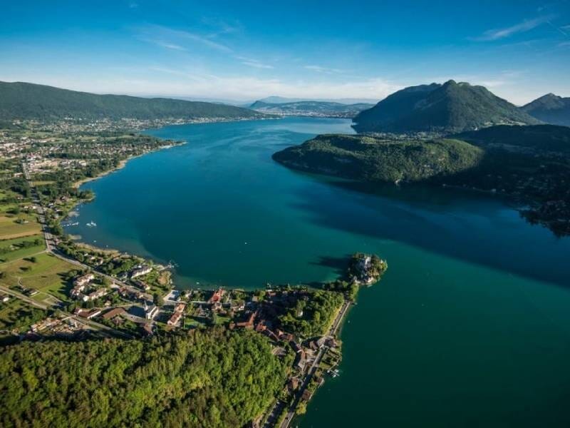 Vue aérienne sur le lac d'Annecy depuis l'un de ses bords