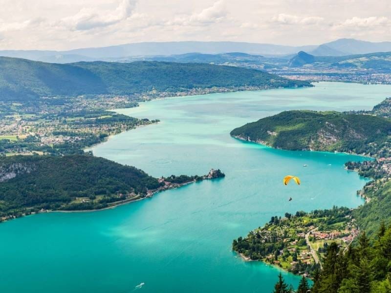 Vue aérienne sur le lac d'Annecy et ses eaux turquoise