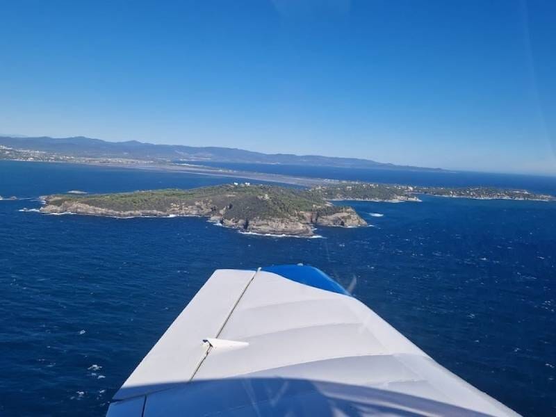 Vue mer depuis un avion ulm en vol