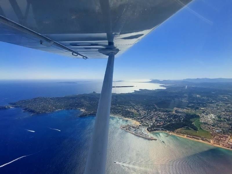 Vue mer depuis un avion ulm en vol ainsi que la côte