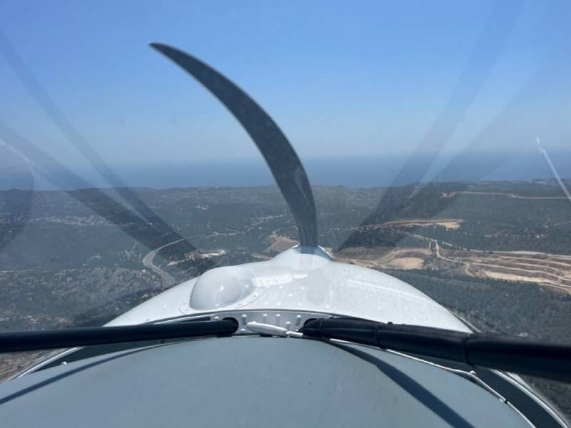 Vue aérienne depuis le cockpit d'un avion ulm