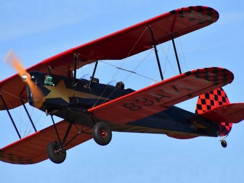 Stampe SV4-RS rouge et noir en vol