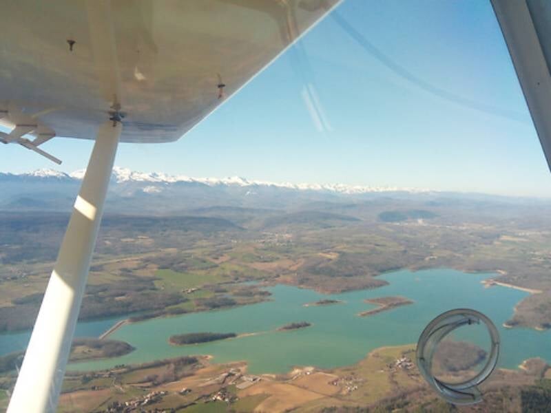Vue aérienne sur un plan d'eau turquoise et les paysages alentours