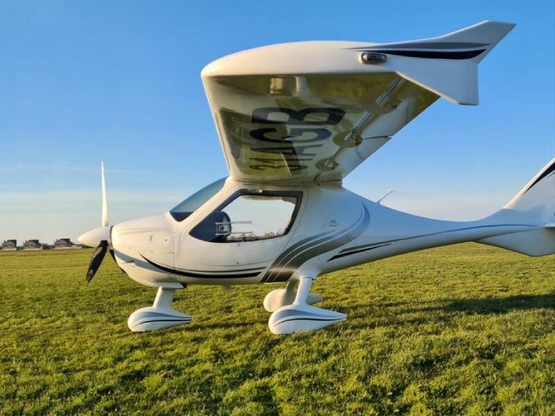Avion ulm CT Super Sport vu de côté au sol