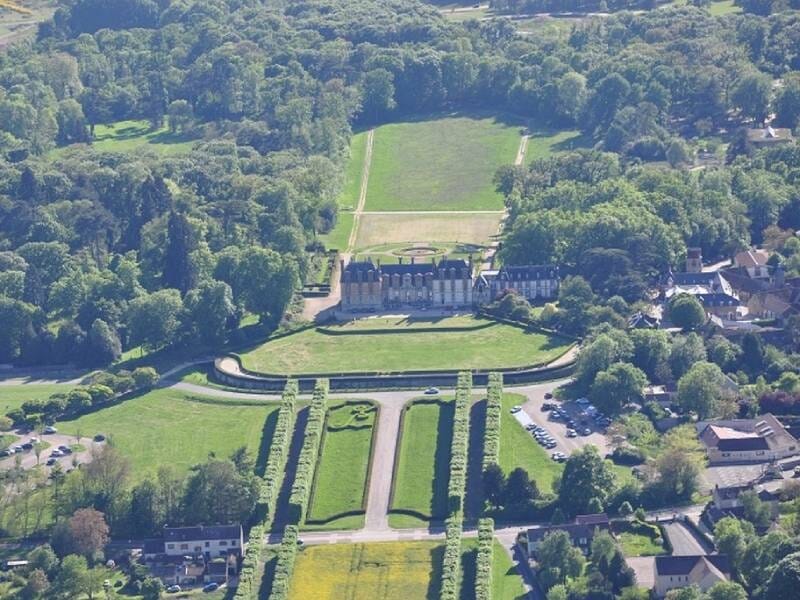Vue aérienne sur le château de Thoiry et son parc