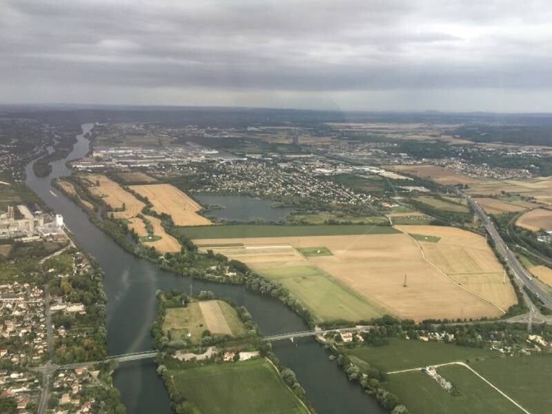 Vallée de la Seine vue du ciel, alternance de champs, cours d'eau et quelques arbres en bordure