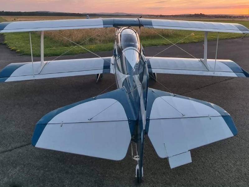FK12 Comet bleu marine et blanc vu de derrière