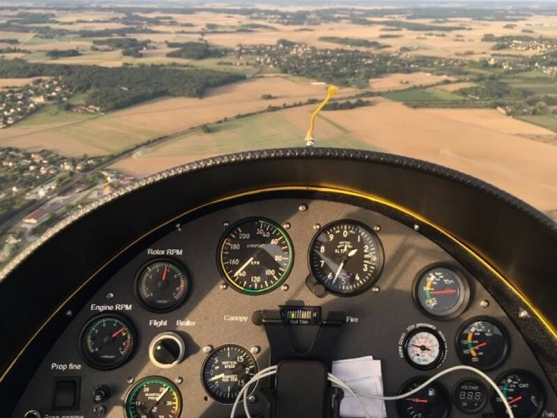 Vue sur le tableau de bord d'un autogire en vol