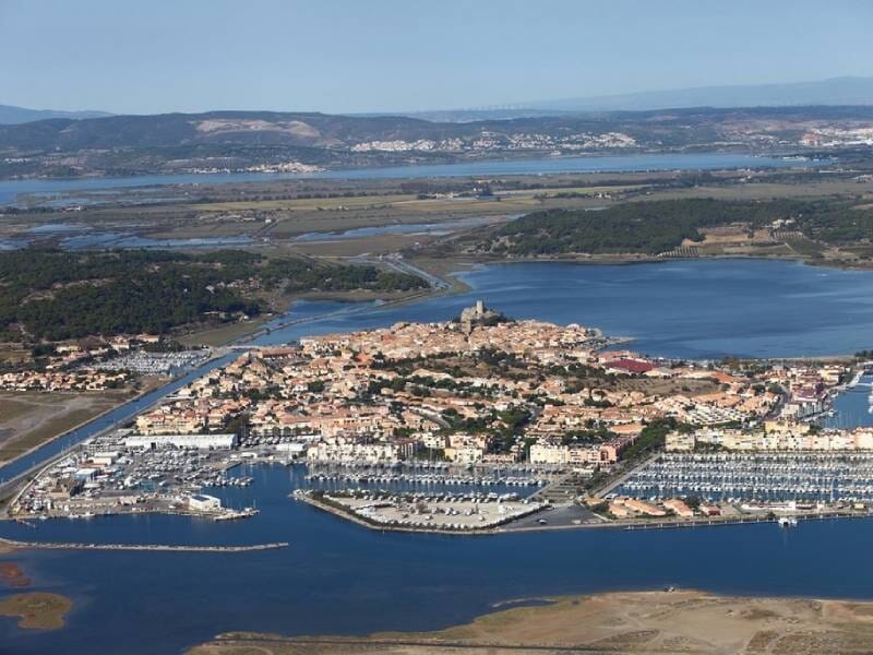 Vue aérienne sur la Camargue, entre ville et nature